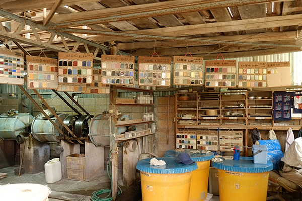 写真3／釉薬のサンプルがかかる水野製陶園の工場内